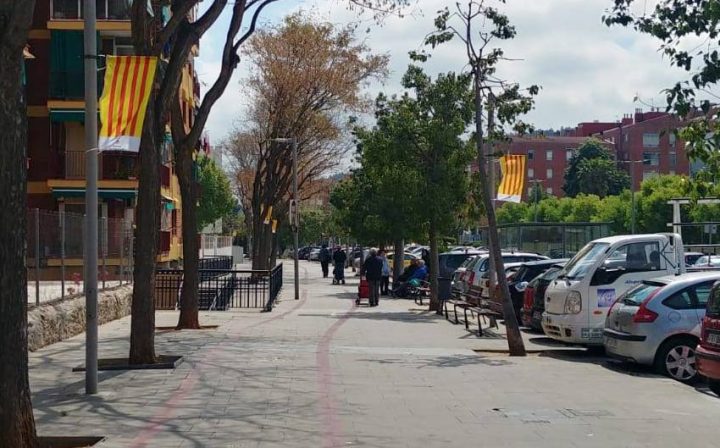 Colocación de banderas y banderolas en farolas, con soportes