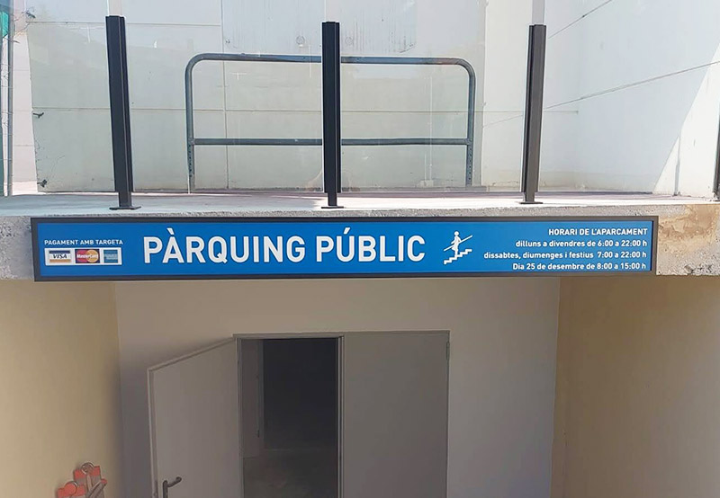 rótulo de acceso a parking para peatones