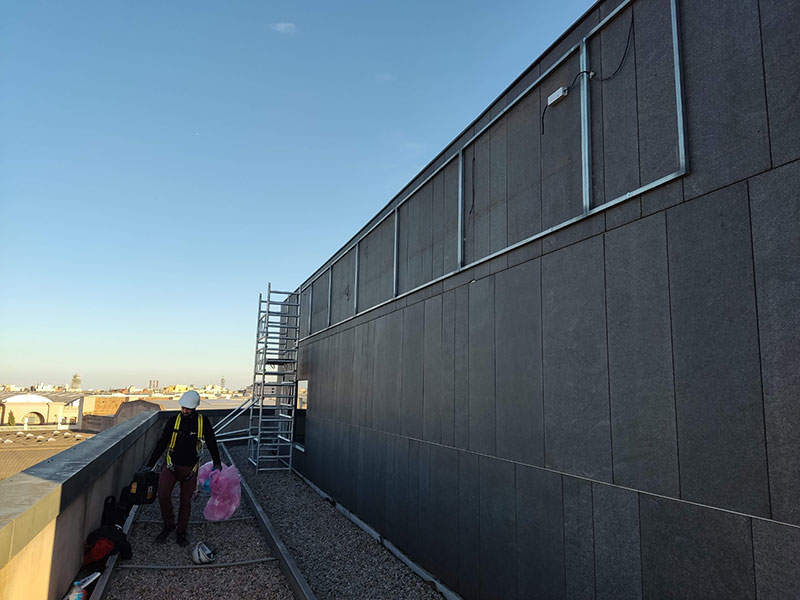 estructura para rótulo sobre fachada