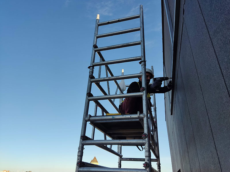 instalar rótulo luminoso sobre fachada