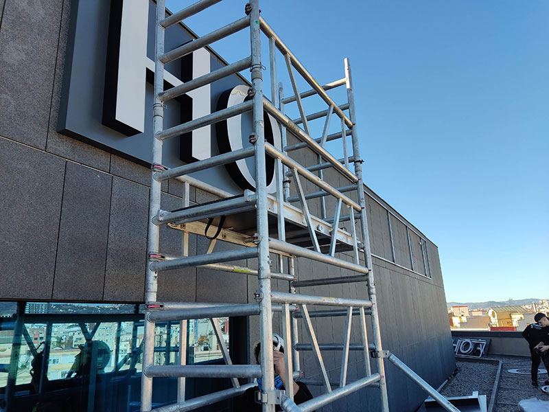 montaje de rótulo para hotel en Barcelona