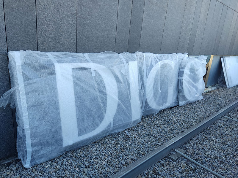 rótulo luminoso de Hotel desmontado