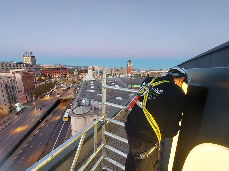 instalación de rótulo luminoso para Hotel en Barcelona