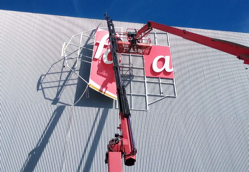 instalación de rótulo con grúas