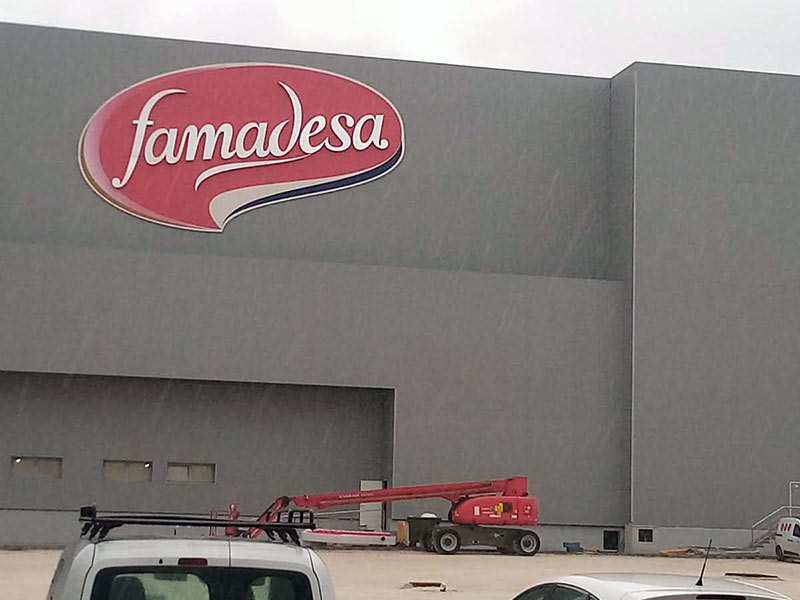 instalación de rótulo sobre fachada en Málaga