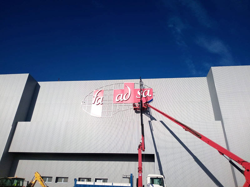 instalación de rótulo para nave industrial en Málaga