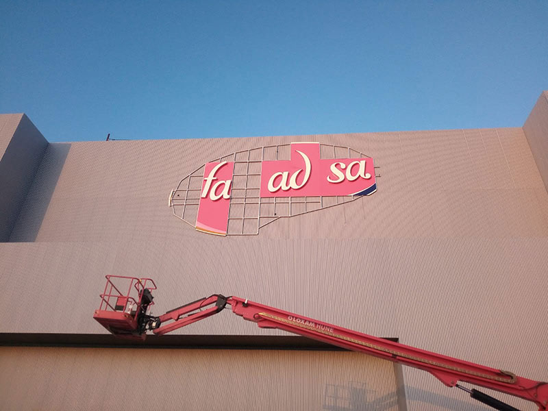 rótulos de gran formato instalación en Málaga