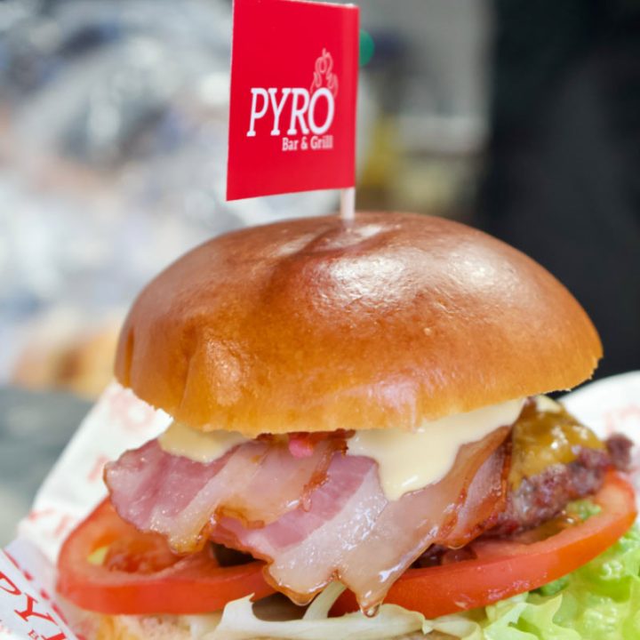 banderín con palillo para hamburguesas