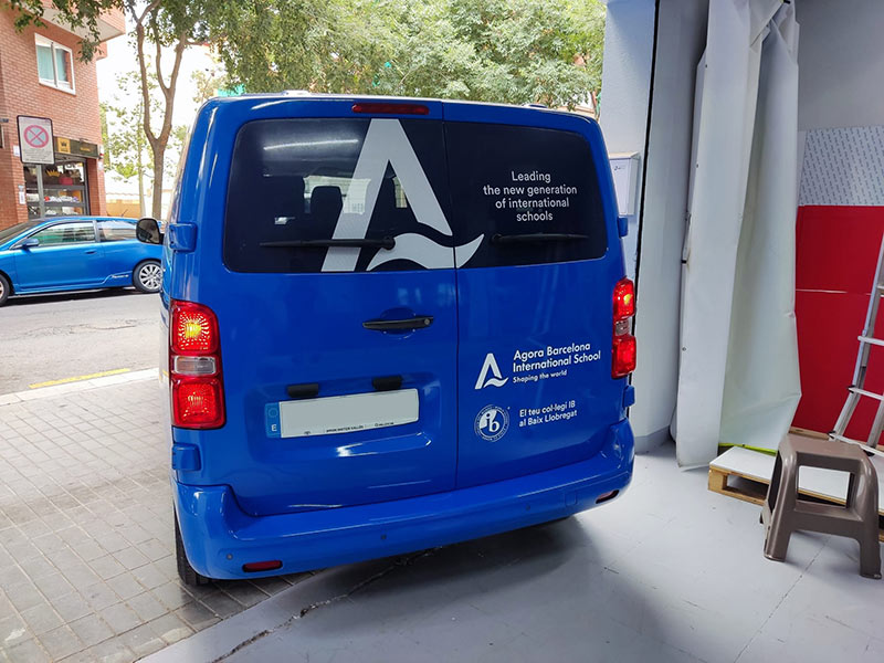 parte trasera de furgoneta rotulada con vinilo