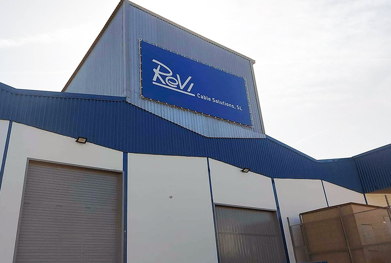 lona publicitaria con estructura sobre fachada