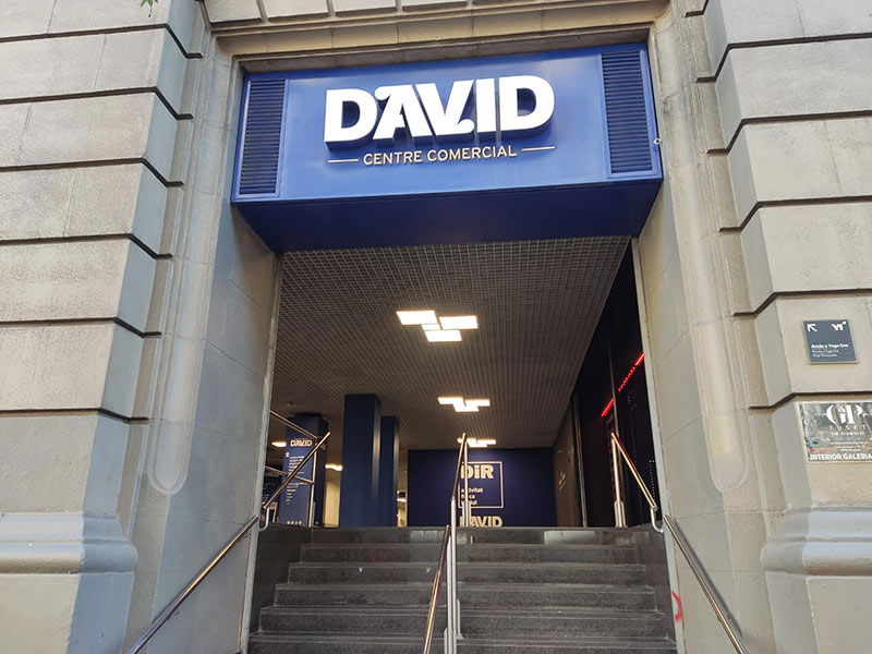 instalación de rótulo personalizado en Barcelona