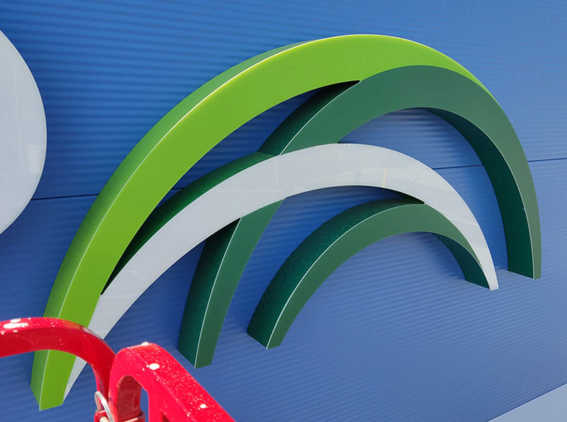 instalación de rótulo personalizado con logotipo