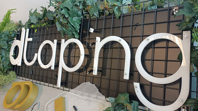 rótulo personalizado con letras retroiluminadas