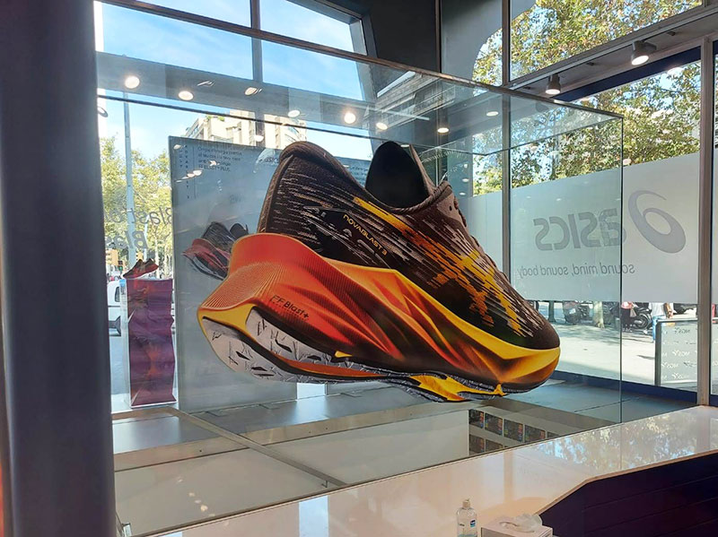 display publicitario en tienda de deportes