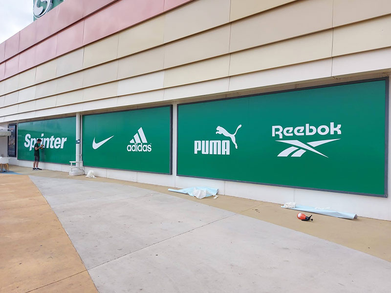 rotulación de escaparate para tienda de deportes en Badalona