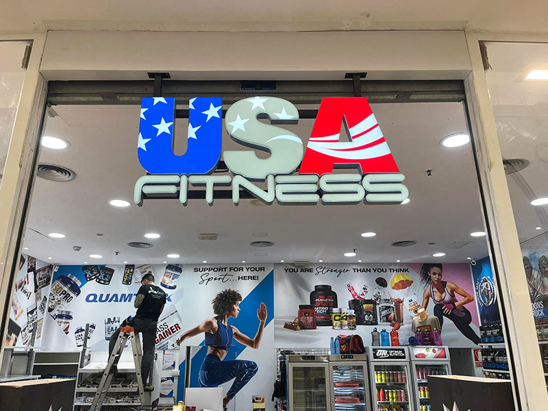 instalación de rótulo para tienda de deportes