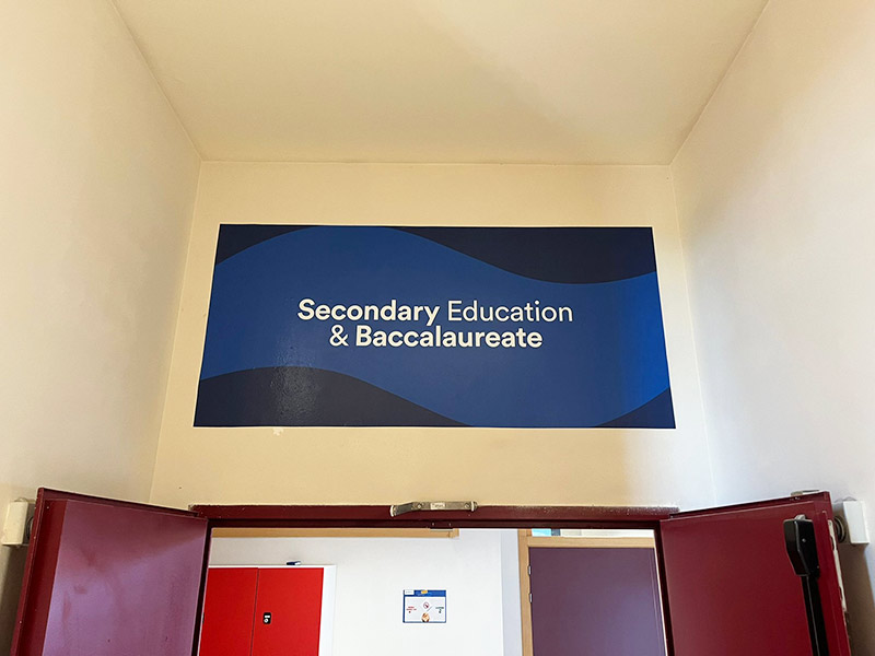 rotulación con vinilo en pared de colegio
