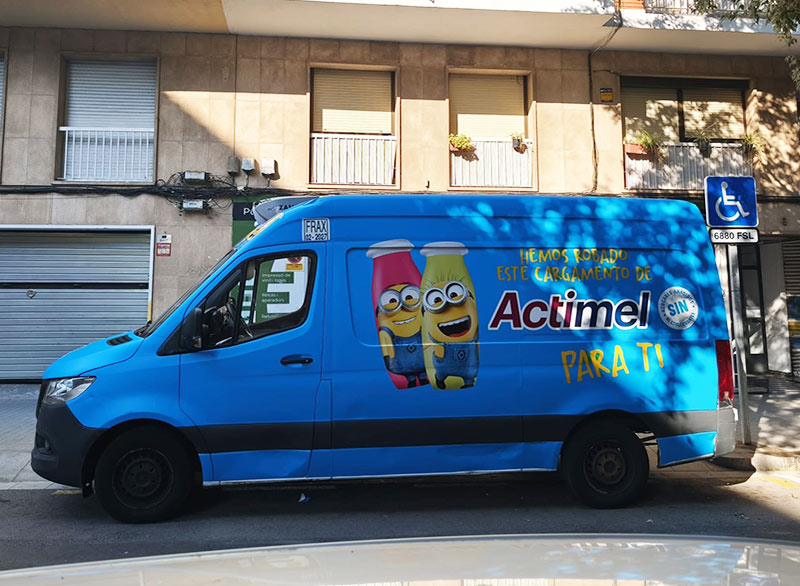 furgoneta frigorífica rotulada para evento promocional
