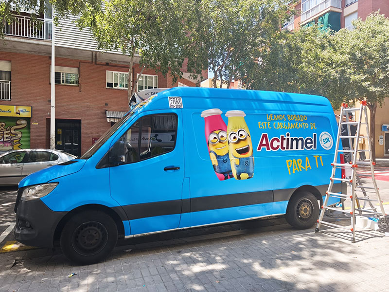 rotulación integral de furgoneta mediante técnica de wrapping car