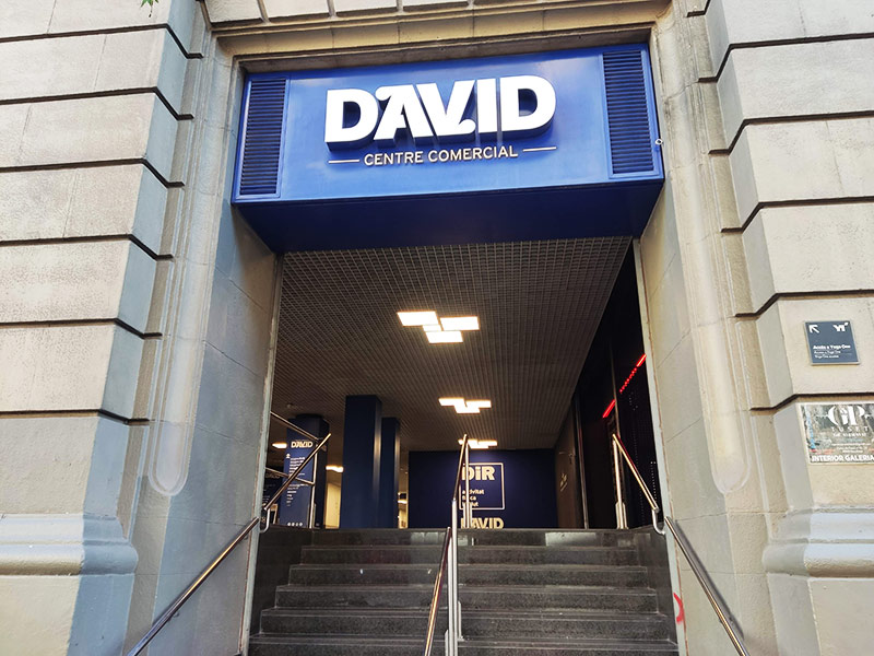 instalación de rótulo para centro comercial en centro de Barcelona