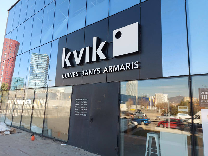 instalación de rótulo con letras corpóreas en Barcelona y Madrid