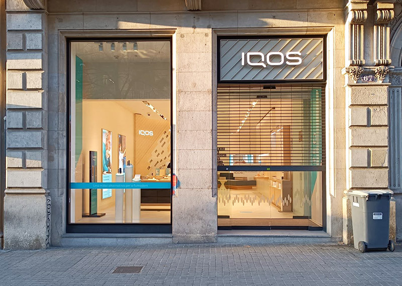 rótulo en Barcelona con letras iluminadas bajo normativa