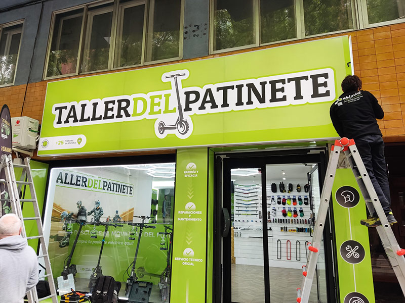 montaje de rótulo iluminado en Barcelona