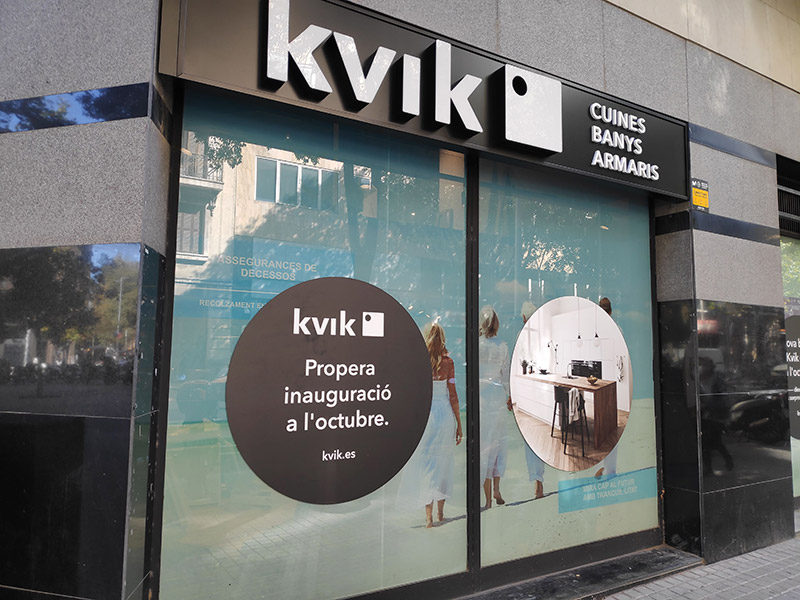 rótulo con letras corpóreas iluminadas en Barcelona