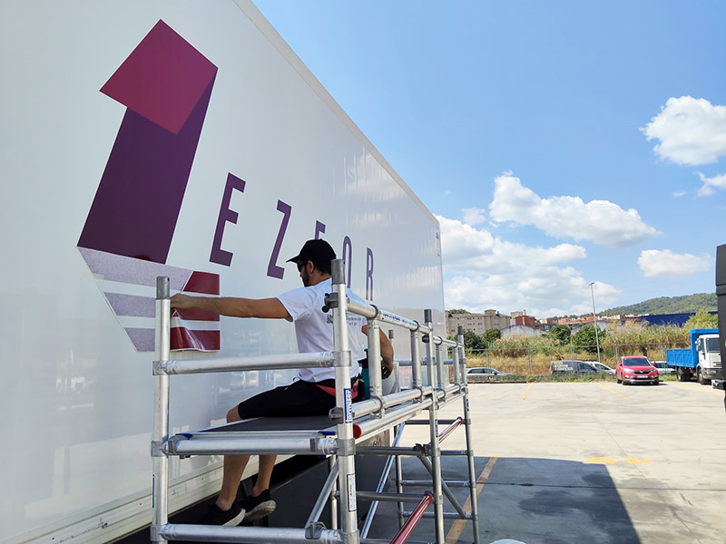 aplicación de vinilo sobre caja de camión frigorífico de 13 metros