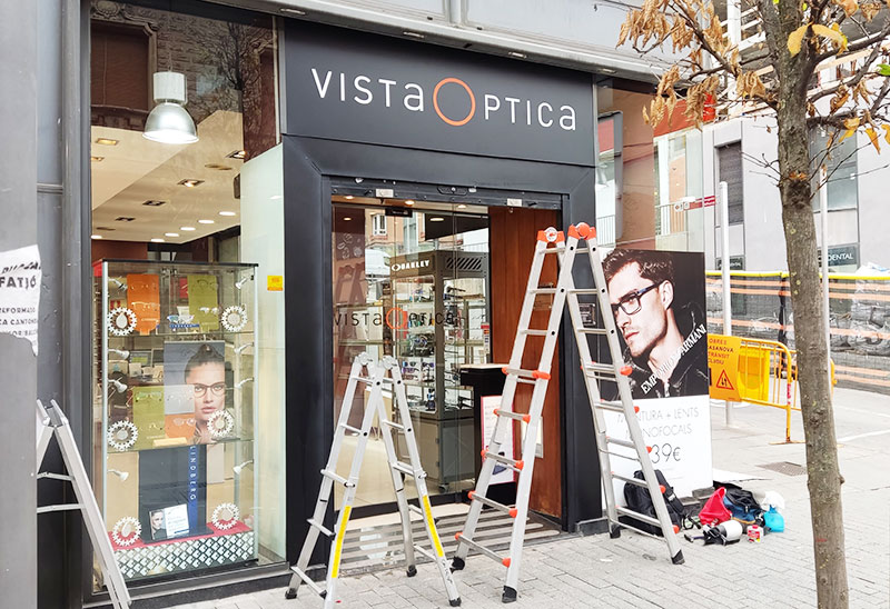 instalación de rótulo para óptica en Mataró, Maresme
